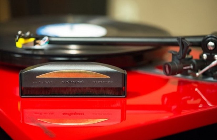 AQ-Anti-Static_Record_Brush_w_red_turntable 800